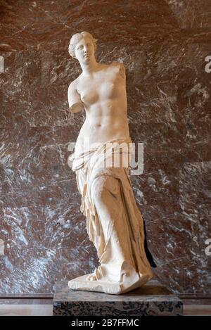 La Venere di Milo antica statua di marmo greco dell'artista Alexandros di Antiochia, risalente intorno al 130-100 a.C., presso il Museo del Louvre, Parigi, Francia Foto Stock