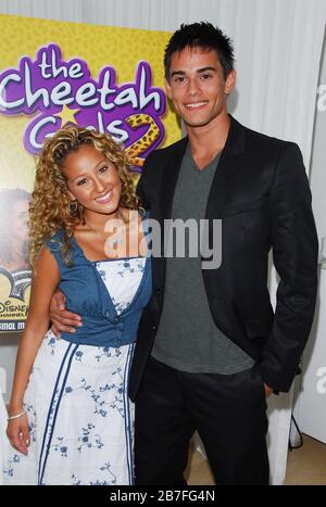 Adrienne Bailon e Golan Yosef al Disney Channel 'The Cheetah Girls 2' Photo Op tenuto al Mondrian Hotel - Gallery A a West Hollywood, CA. L'evento si è svolto martedì 1 agosto 2006. Foto di: SBM / PictureLux Foto Stock