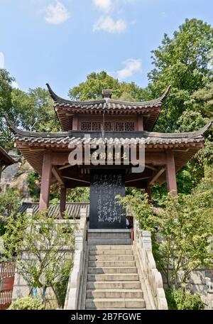 Parco della Torre della Crane gialla: Padiglione di Stele di Mao Zedong ci - poesie. Wuhan, Cina Foto Stock