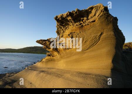 Prima mattina luce contro le formazioni rocciose erose situate lungo la costa dell'isola di Biri, samar del Nord, Filippine Foto Stock