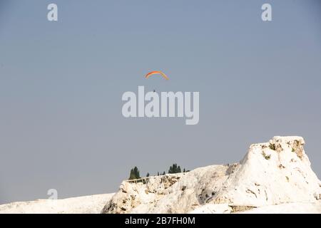 Mongolfiere in travertino piscine terrazze calcaree all'alba a Pamukkale, Denizli foto d'archivio Foto Stock