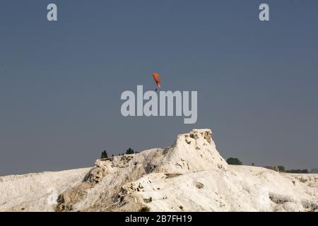 Mongolfiere in travertino piscine terrazze calcaree all'alba a Pamukkale, Denizli foto d'archivio Foto Stock
