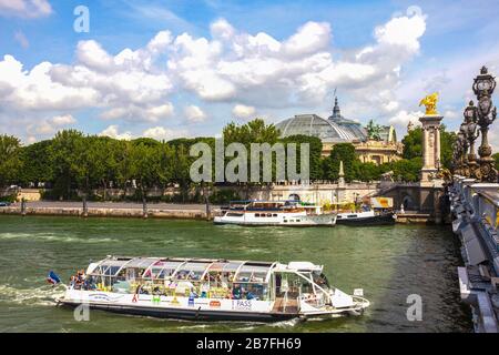 Bateaux Mouches sulla Senna a Parigi Francia Foto Stock