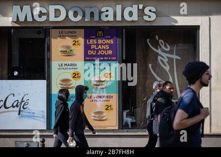 (200316) -- PARIGI, 16 marzo 2020 (Xinhua) -- I Pedoni passano davanti ad un ristorante chiuso McDonald's vicino A Place de la Republique a Parigi, Francia, 15 marzo 2020. La Francia ha confermato un totale di 5,423 casi di infezione da coronavirus, con un aumento di 923 rispetto al giorno precedente, il più alto conteggio giornaliero da quando il virus è stato rilevato nel paese all'inizio di quest'anno, le autorità sanitarie hanno detto Domenica. Il governo ha messo un blocco parziale sul paese il sabato. Tutti i luoghi pubblici non essenziali, in particolare caffè, negozi, ristoranti e discoteche, sono chiusi fino a nuovo avviso. Solo alimentari, farmacie, stat benzina Foto Stock