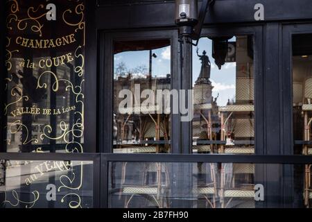 (200316) -- PARIGI, 16 marzo 2020 (Xinhua) -- UN ristorante chiuso è visto vicino A Place de la Republique a Parigi, Francia, 15 marzo 2020. La Francia ha confermato un totale di 5,423 casi di infezione da coronavirus, con un aumento di 923 rispetto al giorno precedente, il più alto conteggio giornaliero da quando il virus è stato rilevato nel paese all'inizio di quest'anno, le autorità sanitarie hanno detto Domenica. Il governo ha messo un blocco parziale sul paese il sabato. Tutti i luoghi pubblici non essenziali, in particolare caffè, negozi, ristoranti e discoteche, sono chiusi fino a nuovo avviso. Solo alimentari, farmacie, distributori di benzina e tabacchi ar Foto Stock