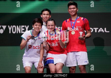 Birmingham. 15 Mar 2020. L'Indonesia, Praveen Jordan (1a R) e Melati Daeva Oktavianti (2a R), si piazzano durante la cerimonia del trofeo per l'incontro finale con due doppini misti con Dechapol Puavananukroh (2a L) e Sapsiree Taerattanachai (1a L) in Tutto l'Inghilterra Badminton 2020 a Birmingham, in Gran Bretagna, il 15 marzo 2020. Credit: Tim Ireland/Xinhua/Alamy Live News Foto Stock