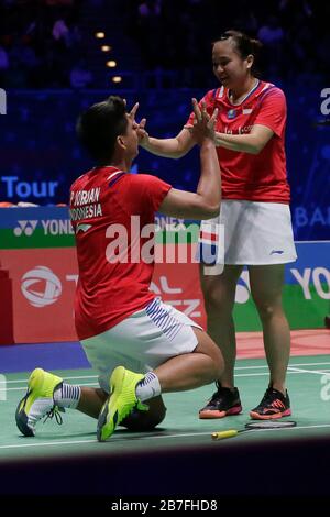 Birmingham. 15 Mar 2020. L'Indonesia, Praveen Jordan (L) e Melati Daeva Oktavianti celebrano il punto di incontro vincente durante la partita finale mista con Dechapol Puavanukroh e Sapsiree Taerattanachai in Tutto l'Inghilterra Badminton 2020 a Birmingham, Gran Bretagna, il 15 marzo 2020. Credit: Tim Ireland/Xinhua/Alamy Live News Foto Stock