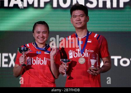 Birmingham. 15 Mar 2020. L'Indonesia Praveen Jordan (R) e Melati Daeva Oktavianti posano durante la cerimonia del trofeo per la partita finale mista con Dechapol Puavanukroh e Sapsiree Taerattanachai in Tutto l'Inghilterra Badminton 2020 a Birmingham, Gran Bretagna il 15 marzo 2020. Credit: Tim Ireland/Xinhua/Alamy Live News Foto Stock