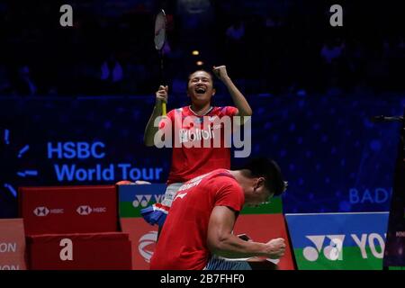 Birmingham. 15 Mar 2020. L'Indonesia, Praveen Jordan (In Basso) e Melati Daeva Oktavianti celebrano il punto di incontro vincente durante la partita finale mista con Dechapol Puavanukroh e Sapsiree Taerattanachai in Tutto l'Inghilterra Badminton 2020 a Birmingham, Gran Bretagna, il 15 marzo 2020. Credit: Tim Ireland/Xinhua/Alamy Live News Foto Stock