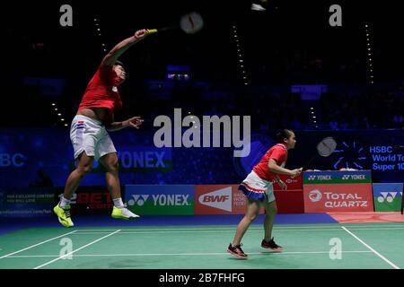 Birmingham. 15 Mar 2020. L'Indonesia Praveen Jordan (L) e Melati Daeva Oktavianti gareggiano durante la partita finale mista con Dechapol Puavanukroh e Sapiree Taerattanachai in tutto l'Inghilterra Badminton 2020 a Birmingham, in Gran Bretagna, il 15 marzo 2020. Credit: Tim Ireland/Xinhua/Alamy Live News Foto Stock