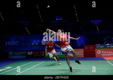 Birmingham. 15 Mar 2020. L'Indonesia Praveen Jordan (L) e Melati Daeva Oktavianti gareggiano durante la partita finale mista con Dechapol Puavanukroh e Sapiree Taerattanachai in tutto l'Inghilterra Badminton 2020 a Birmingham, in Gran Bretagna, il 15 marzo 2020. Credit: Tim Ireland/Xinhua/Alamy Live News Foto Stock