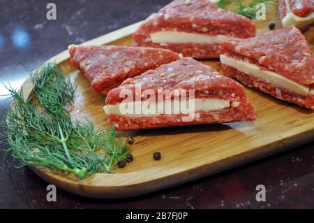 Polpette di manzo crude con erbe e spezie. Foto d'archivio Foto Stock