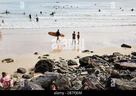 Folla di persone che godono di prendere il sole, surf e la vita a Noosa Main Beach, Queensland, Australia Foto Stock