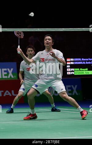 Birmingham. 15 Mar 2020. Hiroyuki Endo (R) e Yuta Watanabe gareggiano durante la partita finale dei doppi uomini con Marcus Fernaldi Gideon e Kevin Sanjaya Sukamuljo in tutto l'Inghilterra Badminton 2020 a Birmingham, in Gran Bretagna, il 15 marzo 2020. Credit: Tim Ireland/Xinhua/Alamy Live News Foto Stock