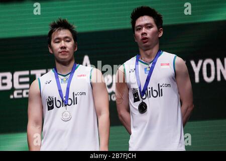 Birmingham. 15 Mar 2020. L'Indonesia Marcus Fernaldi Gideon (L) e Kevin Sanjaya Sukamuljo reagiscono durante la presentazione del trofeo dopo aver perso l'incontro finale doppio maschile con Hiroyuki Endo e Yuta Watanabe in tutto l'Inghilterra Badminton 2020 a Birmingham, Gran Bretagna il 15 marzo 2020. Credit: Tim Ireland/Xinhua/Alamy Live News Foto Stock