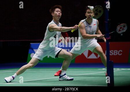 Birmingham. 15 Mar 2020. L'Indonesia Marcus Fernaldi Gideon (R) e Kevin Sanjaya Sukamuljo gareggiano durante la partita finale degli uomini con Hiroyuki Endo e Yuta Watanabe in tutto l'Inghilterra Badminton 2020 a Birmingham, in Gran Bretagna, il 15 marzo 2020. Credit: Tim Ireland/Xinhua/Alamy Live News Foto Stock