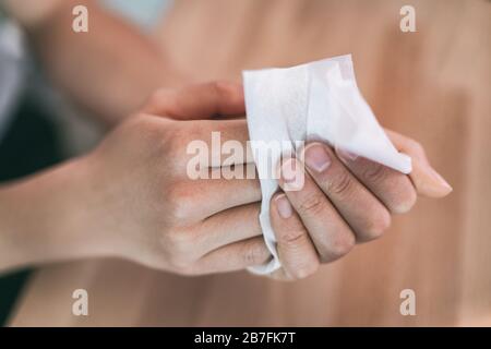 Pulire le mani con salviette umidificate Foto stock - Alamy