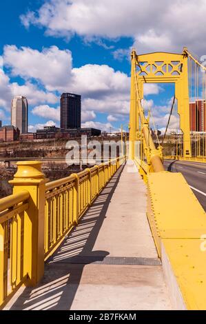 Il ponte sulla decima strada che collega il quartiere lato sud con il centro città di Pittsburgh sullo sfondo, Pgh, Pa, USA Foto Stock