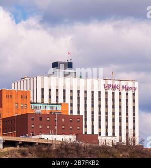 UPMC Mercy Hospital, un ospedale appartenente al sistema del Centro medico dell'Università di Pittsburgh in una giornata invernale soleggiato, Pittsburgh, Pennsylvania, Stati Uniti Foto Stock