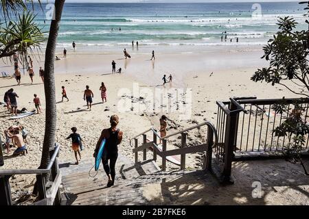 Folla di persone che godono di prendere il sole, surf e la vita a Noosa Main Beach, Queensland, Australia Foto Stock