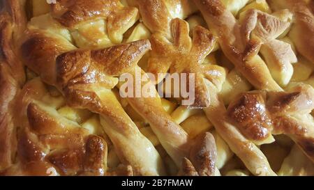 primo piano torta di mele appena sfornata in casa con decorazione di pasta Foto Stock
