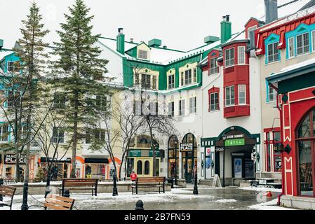 MONT-TREMBLANT, QC, CANADA - FEBBRAIO 2020 Mont-Tremblant villaggio in inverno Foto Stock