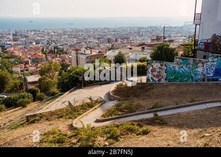 Vista su Salonicco verso il Golfo Termaico, vista dalla Torre Trigonion. Un pavimento tortuoso serpeggia lungo la collina Foto Stock