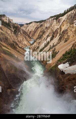 Guardando lungo il fiume Yellowstone dalla cima delle Lower Falls, mentre la nebbia sale e le rapide tagliano un percorso attraverso il Grand Canyon del Yellowstone AT Foto Stock