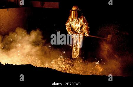 Salzgitter, Germania. 02 marzo 2020. Nell'acciaieria di Salzgitter AG, un dipendente spinge la sabbia nello scivolo di spillaggio dell'altoforno. Salzgitter AG intende presentare la sua relazione annuale per l'esercizio 2019 alla conferenza stampa del bilancio annuale del 16 marzo 2020. Credit: Hauke-Christian Dittrich/dpa/Alamy Live News Foto Stock