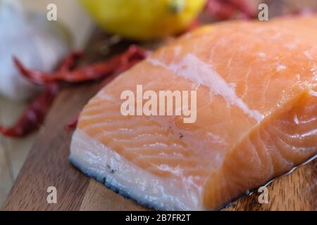 Filetti di salmone crudo fresco su sfondo di legno. Foto Stock
