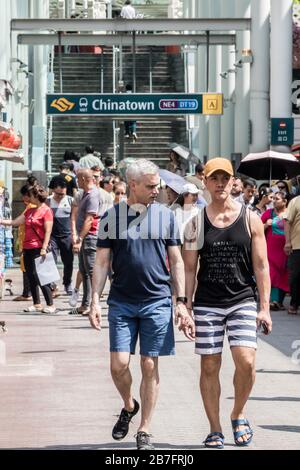 Singapore - 5 Luglio 2019: Turisti in Pagoda Street a Chinatown con la stazione MRT sullo sfondo. La strada è pedonale. Foto Stock