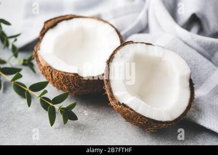 Vista da vicino al cocco incrinato. Cocco metà sfondo. Noci tropicale sano Foto Stock