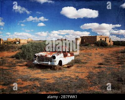 Grunge edit di una vettura abbandonata a Farina, Outback South Australia. Foto Stock