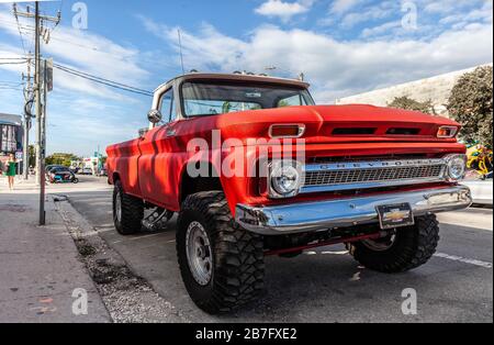 Vista frontale di tre quarti di un vecchio pick-up Chevrolet parcheggiato sul lato di una strada, quartiere Wynwood, Miami, Florida, Stati Uniti. Foto Stock