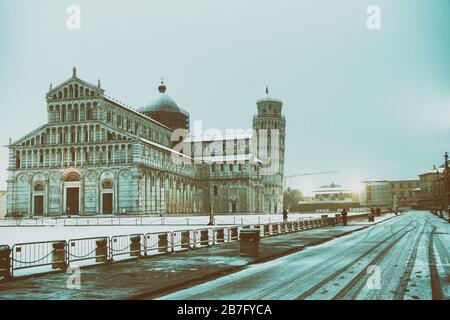 Piazza dei Miracoli all'alba dopo una tempesta di neve d'inverno, Pisa - Italia. Foto Stock