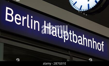 Primo piano del cartello Berlin Hauptbahnhof (stazione centrale). Parti di un orologio nell'angolo in alto a destra. Simbolo per viaggi, visite turistiche, turismo. Foto Stock