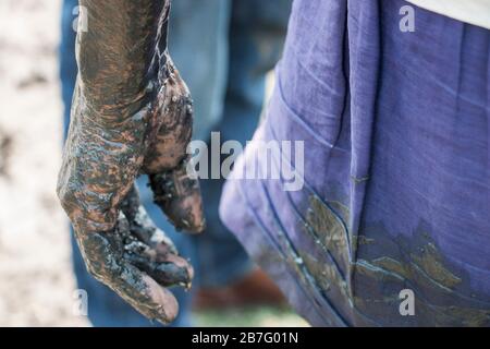 Il lavoro è un input critico nella produzione agricola. Rappresenta oltre la metà dei costi di produzione. Foto di un po' di lavoro agricolo. Foto Stock