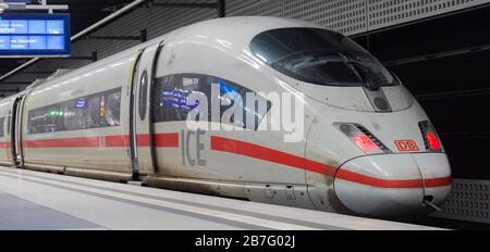 Panorama ad alta risoluzione / vista frontale di un treno Intercity City Express (ICE) della Deutsche Bahn (DB). In piedi presso un binario alla Stazione Centrale di Berlino Foto Stock