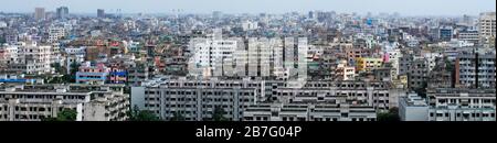 Dhaka è una delle città popolate e inquinate del mondo dove vivono più di 40 milioni di persone. Vista panoramica di Mirpur parte la città. Foto Stock