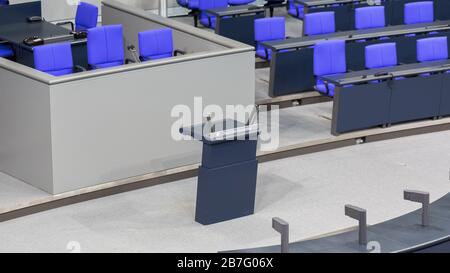 Vista sul leggio (Rednerpult) con scrittura 'Deutscher Bundestag'. Tutte le sessioni del Parlamento federale tedesco sono pubbliche. Foto Stock