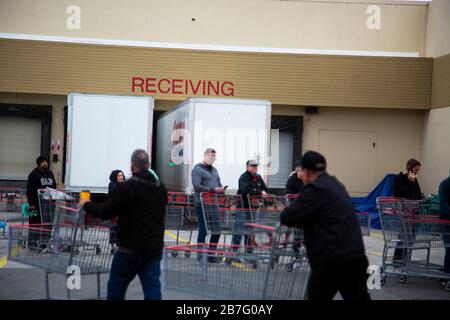 San Juan Capistrano, California, Stati Uniti. 15 maggio 2020. I residenti locali aspettano in fila al di fuori di un supermercato Costco Credit: Katrina Kochneva/ZUMA Wire/Alamy Live News Foto Stock