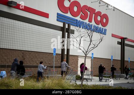 San Juan Capistrano, California, Stati Uniti. 15 maggio 2020. I residenti locali aspettano in linea fuori da un supermercato Costco Credit: Katrina Kochneva/ZUMA Wire/Alamy Live News Foto Stock