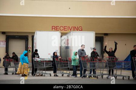 San Juan Capistrano, California, Stati Uniti. 15 maggio 2020. I residenti locali aspettano in linea fuori da un supermercato Costco Credit: Katrina Kochneva/ZUMA Wire/Alamy Live News Foto Stock