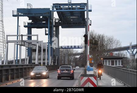 Stralsund, Germania. 16 Marzo 2020. Il Ziegelgrabenbrücke è un collegamento di trasporto dalla terraferma all'isola di Rügen. A causa della diffusione del coronavirus, tutti gli stati costieri della Germania del Nord chiuderanno le loro isole nel Mare del Nord e del Mar Baltico ai turisti da lunedì in poi. Nel Mecklenburg-Vorpommern, le misure riguarderebbero anche l'isola di Rügen. Credit: Stefan Sauer/dpa-Zentralbild/dpa/Alamy Live News Foto Stock