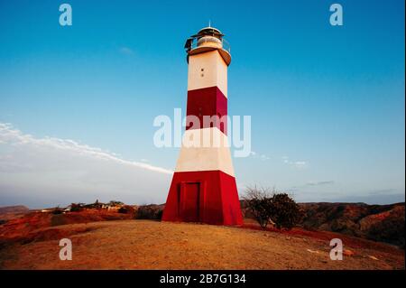 Mancora, Piura, Perù - Aprile 2019 Faro di Mancora sopra la montagna su un tramonto nuvoloso Foto Stock