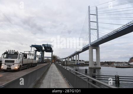 Stralsund, Germania. 16 Marzo 2020. Il Ziegelgrabenbrücke (l) e il Rügenbrücke sono collegamenti di trasporto dalla terraferma all'isola di Rügen. A causa della diffusione del coronavirus, tutti gli stati costieri della Germania settentrionale stanno chiudendo le loro isole nel Mare del Nord e Baltico ai turisti da lunedì in poi. Nel Mecklenburg-Vorpommern, le misure riguarderebbero anche l'isola di Rügen. Credit: Stefan Sauer/dpa-Zentralbild/dpa/Alamy Live News Foto Stock