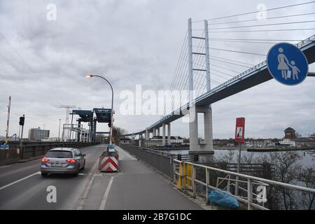 Stralsund, Germania. 16 Marzo 2020. Il Ziegelgrabenbrücke (l) e il Rügenbrücke sono collegamenti di trasporto dalla terraferma all'isola di Rügen. A causa della diffusione del coronavirus, tutti gli stati costieri della Germania settentrionale stanno chiudendo le loro isole nel Mare del Nord e Baltico ai turisti da lunedì in poi. Nel Mecklenburg-Vorpommern, le misure riguarderebbero anche l'isola di Rügen. Credit: Stefan Sauer/dpa-Zentralbild/dpa/Alamy Live News Foto Stock