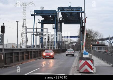 Stralsund, Germania. 16 Marzo 2020. Il Ziegelgrabenbrücke è un collegamento di trasporto dalla terraferma all'isola di Rügen. A causa della diffusione del coronavirus, tutti gli stati costieri della Germania del Nord chiuderanno le loro isole nel Mare del Nord e del Mar Baltico ai turisti da lunedì in poi. Nel Mecklenburg-Vorpommern, le misure riguarderebbero anche l'isola di Rügen. Credit: Stefan Sauer/dpa-Zentralbild/dpa/Alamy Live News Foto Stock