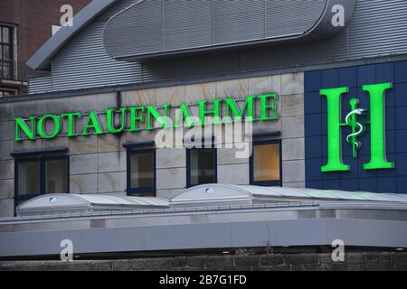 Stralsund, Germania. 16 Marzo 2020. La scritta "Emergency Room" è appesa in verde brillante sull'edificio dell'Helios Klinik Stralsund. Il coronavirus sta mettendo alla prova i sistemi sanitari di molti paesi. Credit: Stefan Sauer/dpa-Zentralbild/dpa/Alamy Live News Foto Stock