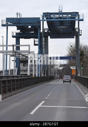 Stralsund, Germania. 16 Marzo 2020. Il Ziegelgrabenbrücke è un collegamento di trasporto dalla terraferma all'isola di Rügen. A causa della diffusione del coronavirus, tutti gli stati costieri della Germania del Nord chiuderanno le loro isole nel Mare del Nord e del Mar Baltico ai turisti da lunedì in poi. Nel Mecklenburg-Vorpommern, le misure riguarderebbero anche l'isola di Rügen. Credit: Stefan Sauer/dpa-Zentralbild/dpa/Alamy Live News Foto Stock